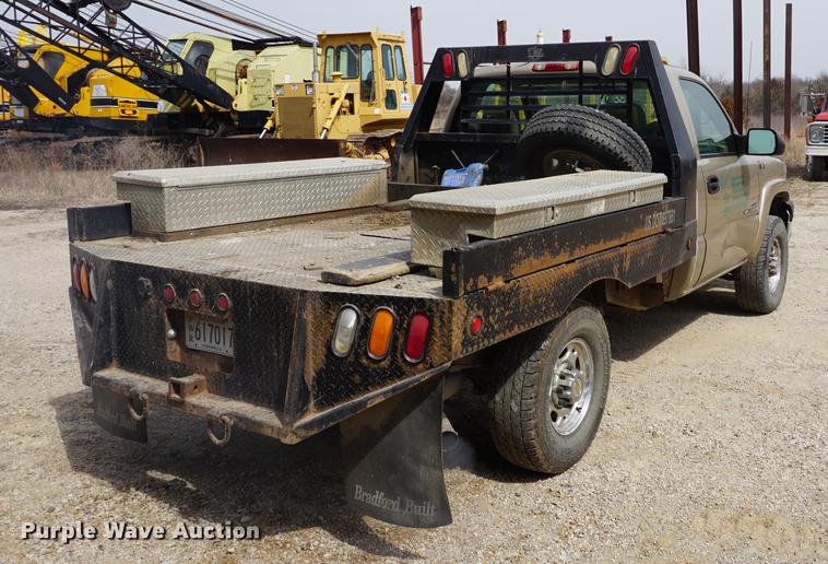 image for item DE3214 2004 Chevrolet Silverado 2500HD flatbed pickup truck