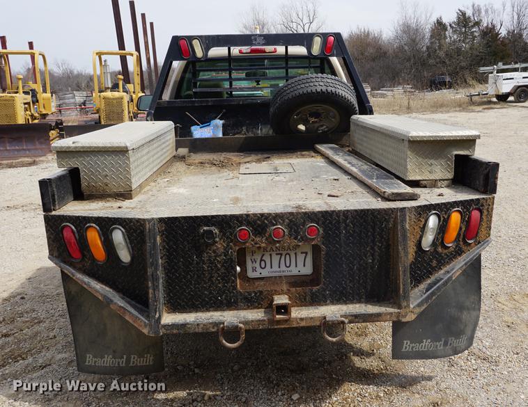 image for item DE3214 2004 Chevrolet Silverado 2500HD flatbed pickup truck