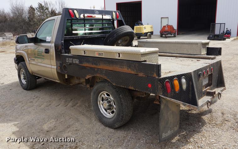 image for item DE3214 2004 Chevrolet Silverado 2500HD flatbed pickup truck