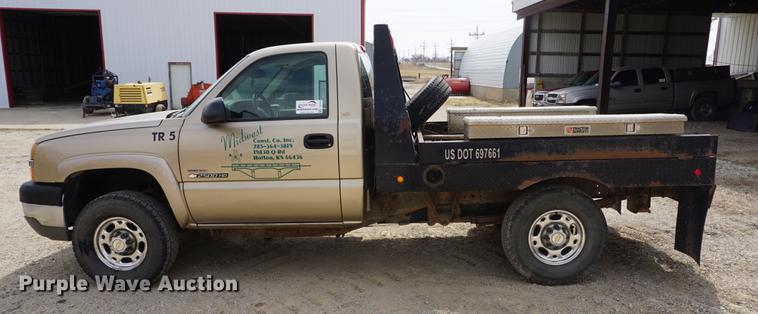image for item DE3214 2004 Chevrolet Silverado 2500HD flatbed pickup truck