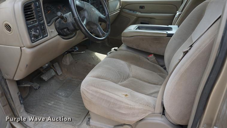 image for item DE3214 2004 Chevrolet Silverado 2500HD flatbed pickup truck