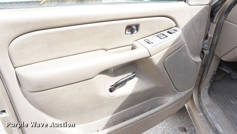 image for item DE3214 2004 Chevrolet Silverado 2500HD flatbed pickup truck