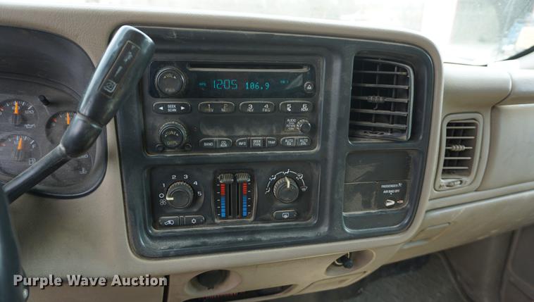 image for item DE3214 2004 Chevrolet Silverado 2500HD flatbed pickup truck