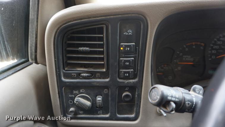 image for item DE3214 2004 Chevrolet Silverado 2500HD flatbed pickup truck