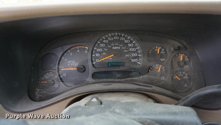 image for item DE3214 2004 Chevrolet Silverado 2500HD flatbed pickup truck