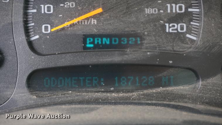 image for item DE3214 2004 Chevrolet Silverado 2500HD flatbed pickup truck