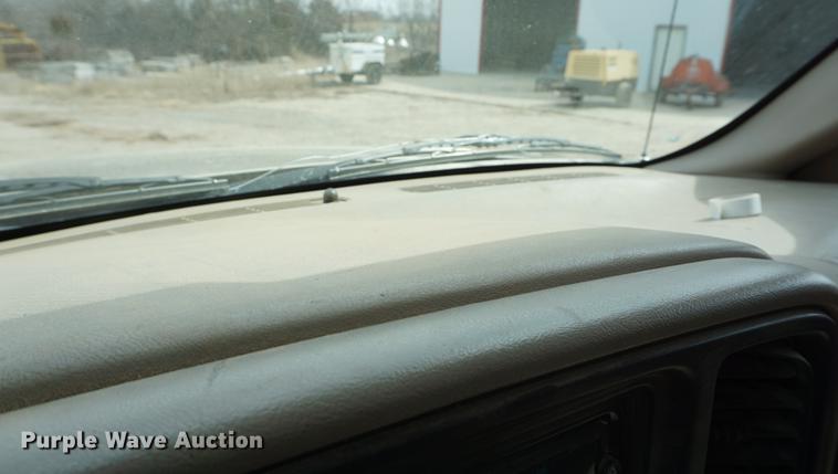 image for item DE3214 2004 Chevrolet Silverado 2500HD flatbed pickup truck