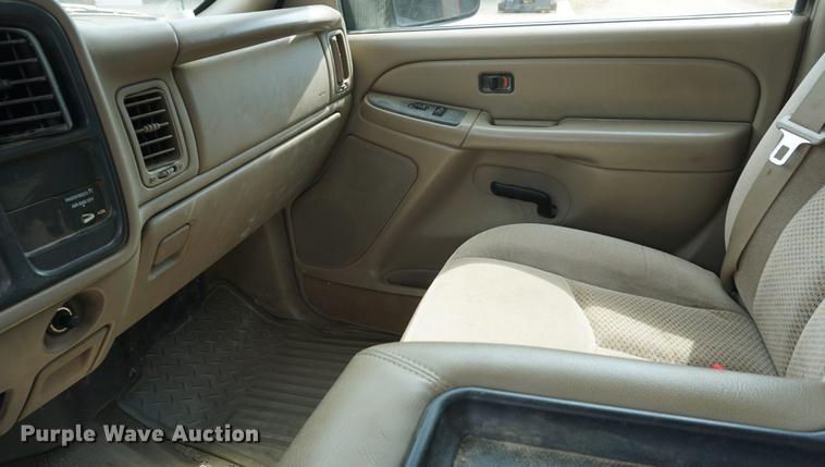 image for item DE3214 2004 Chevrolet Silverado 2500HD flatbed pickup truck