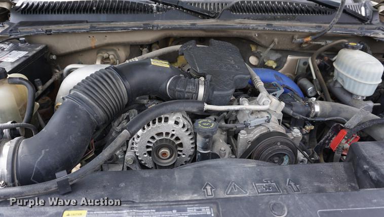 image for item DE3214 2004 Chevrolet Silverado 2500HD flatbed pickup truck