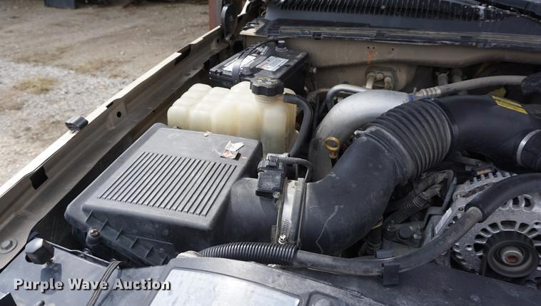 image for item DE3214 2004 Chevrolet Silverado 2500HD flatbed pickup truck