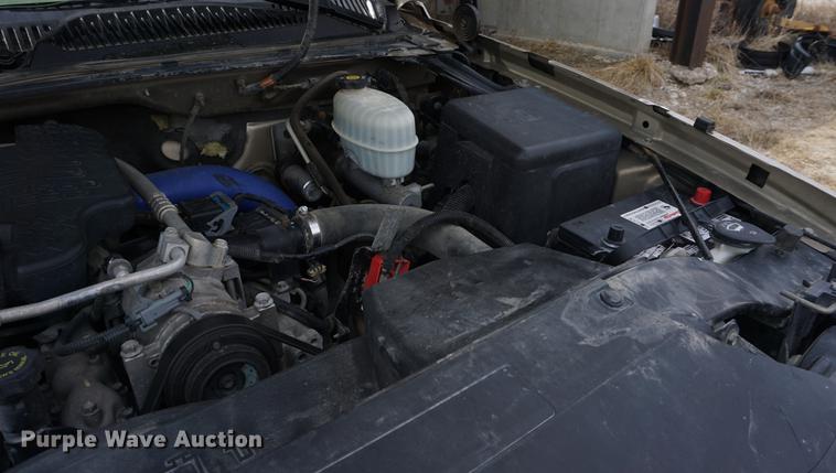 image for item DE3214 2004 Chevrolet Silverado 2500HD flatbed pickup truck