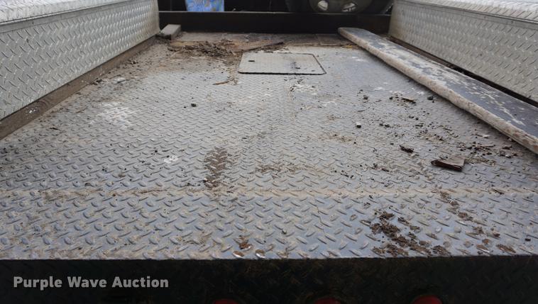 image for item DE3214 2004 Chevrolet Silverado 2500HD flatbed pickup truck