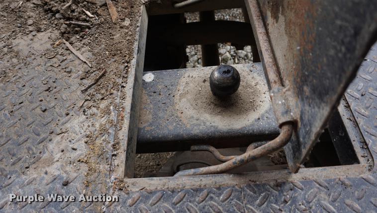 image for item DE3214 2004 Chevrolet Silverado 2500HD flatbed pickup truck