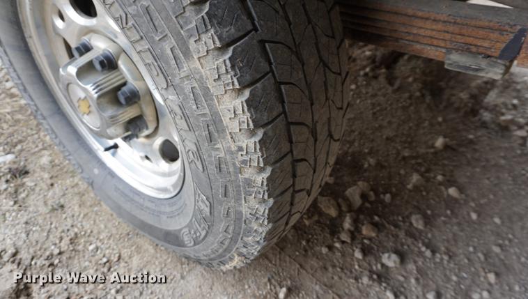 image for item DE3214 2004 Chevrolet Silverado 2500HD flatbed pickup truck