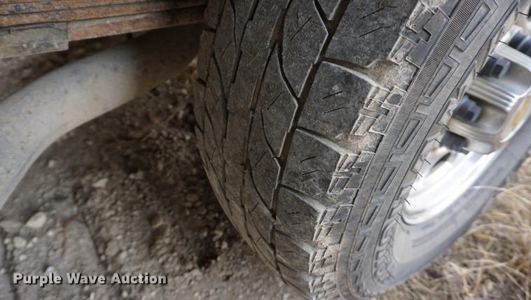 image for item DE3214 2004 Chevrolet Silverado 2500HD flatbed pickup truck