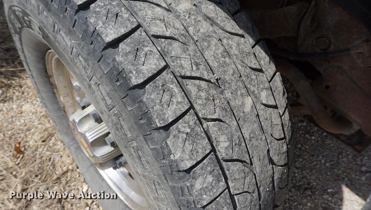 image for item DE3214 2004 Chevrolet Silverado 2500HD flatbed pickup truck