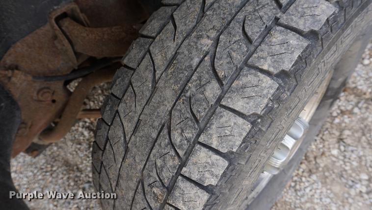 image for item DE3214 2004 Chevrolet Silverado 2500HD flatbed pickup truck