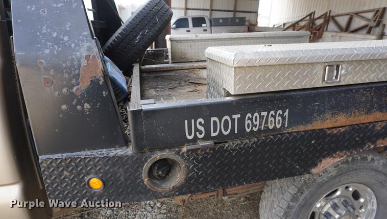 image for item DE3214 2004 Chevrolet Silverado 2500HD flatbed pickup truck