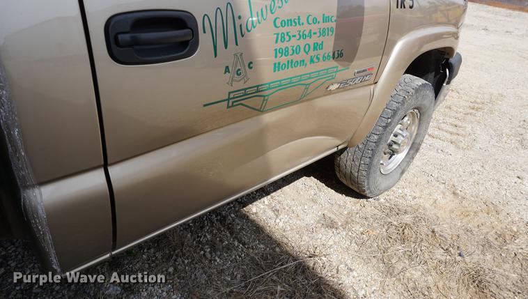 image for item DE3214 2004 Chevrolet Silverado 2500HD flatbed pickup truck