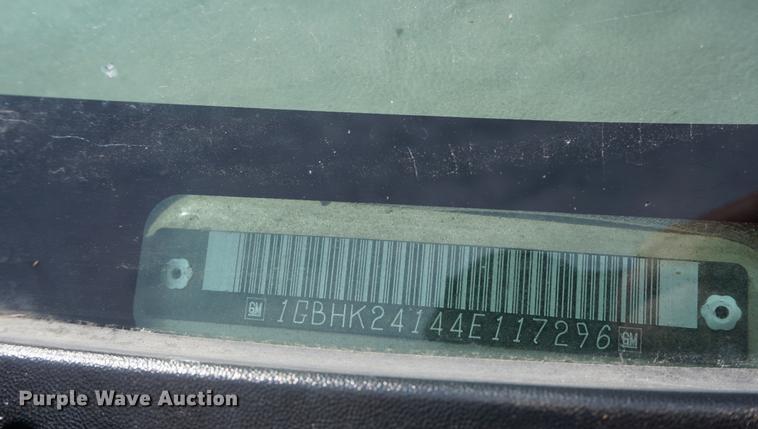 image for item DE3214 2004 Chevrolet Silverado 2500HD flatbed pickup truck