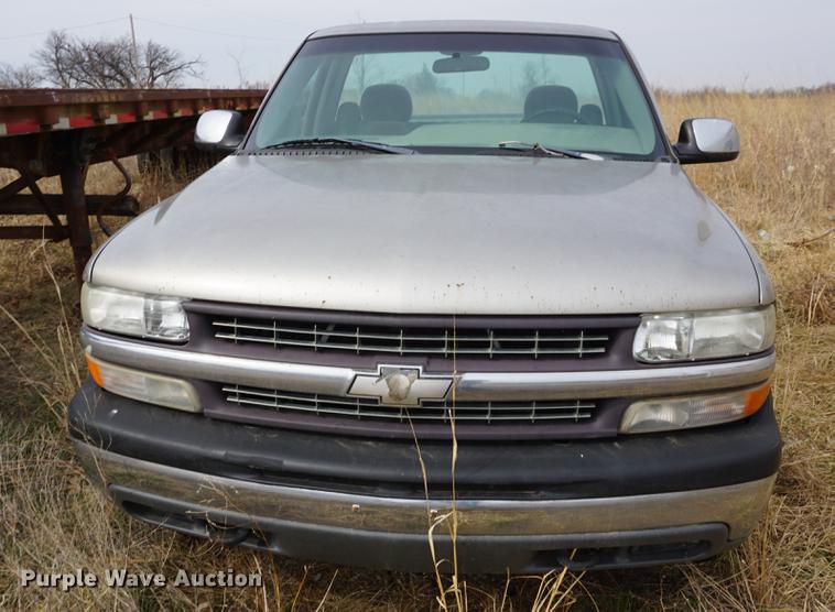 image for item DE3217 1999 Chevrolet Silverado 1500 pickup truck