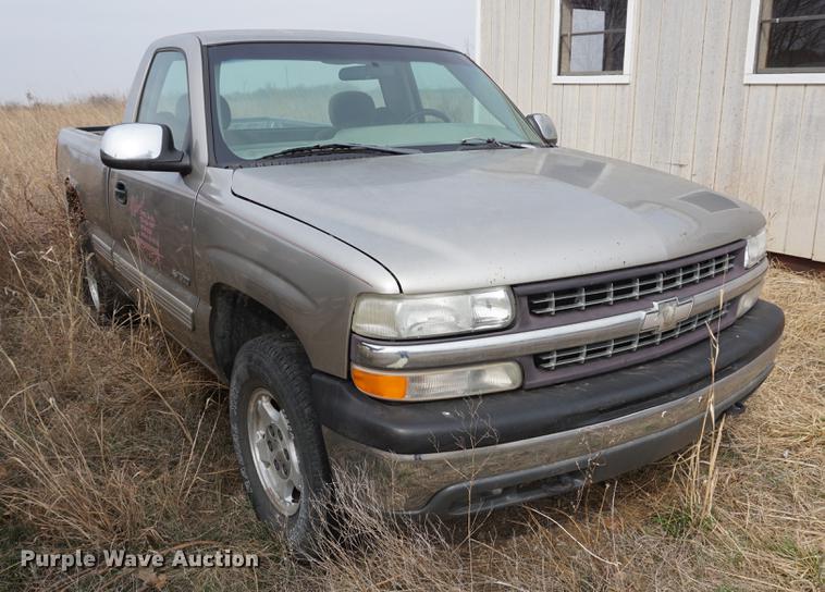 image for item DE3217 1999 Chevrolet Silverado 1500 pickup truck