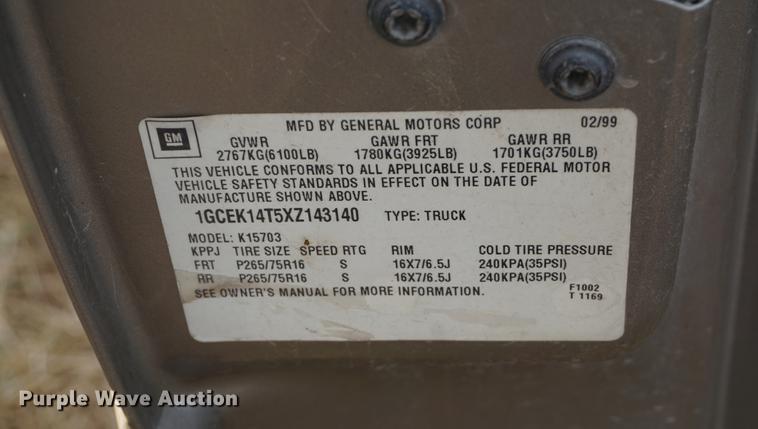 image for item DE3217 1999 Chevrolet Silverado 1500 pickup truck