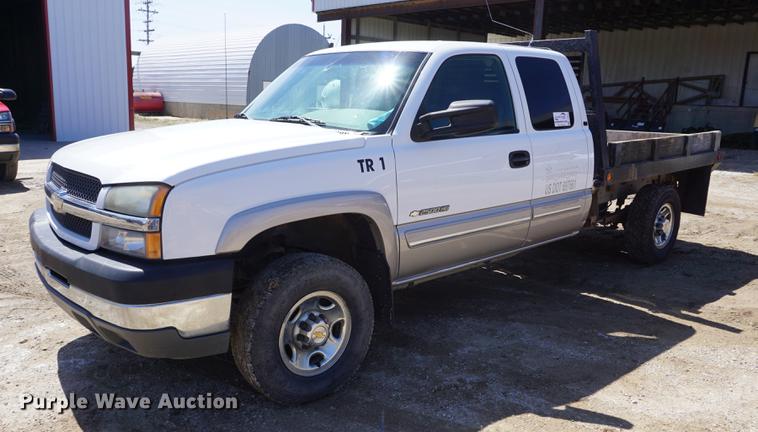 image for item DE3275 2003 Chevrolet Silverado 2500HD Ext. Cab flatbed pickup truck