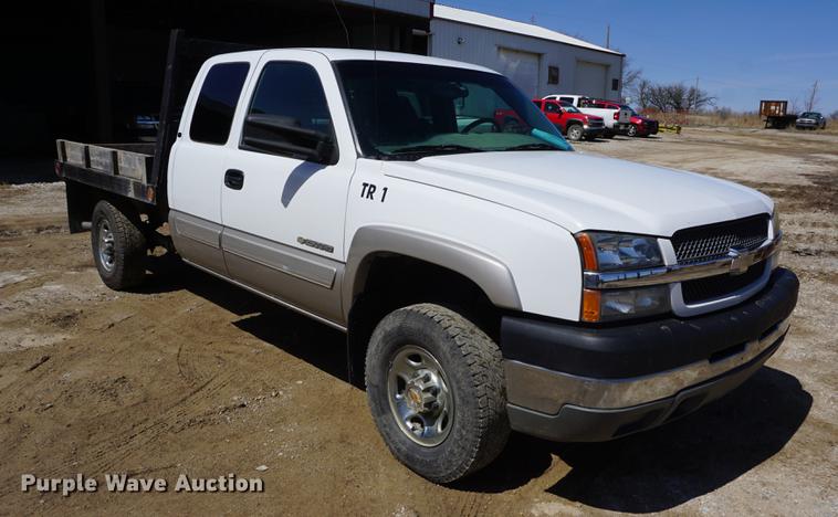 image for item DE3275 2003 Chevrolet Silverado 2500HD Ext. Cab flatbed pickup truck