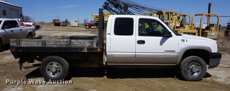 image for item DE3275 2003 Chevrolet Silverado 2500HD Ext. Cab flatbed pickup truck
