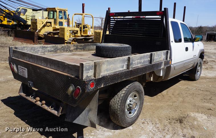 image for item DE3275 2003 Chevrolet Silverado 2500HD Ext. Cab flatbed pickup truck