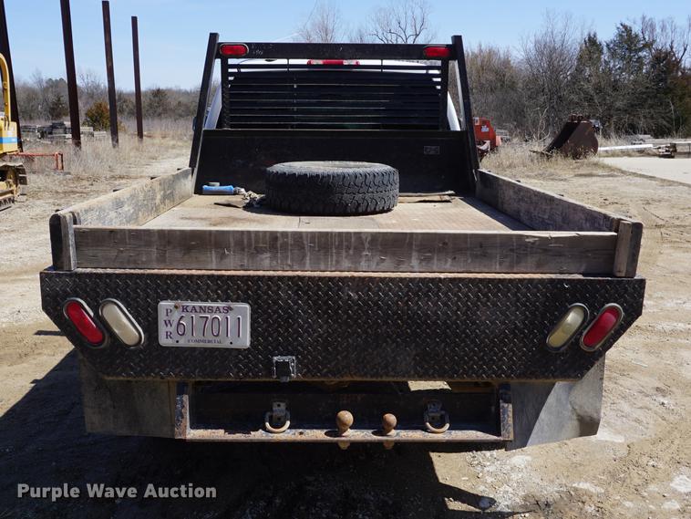 image for item DE3275 2003 Chevrolet Silverado 2500HD Ext. Cab flatbed pickup truck