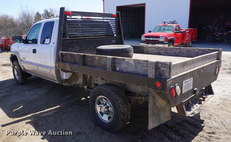 image for item DE3275 2003 Chevrolet Silverado 2500HD Ext. Cab flatbed pickup truck