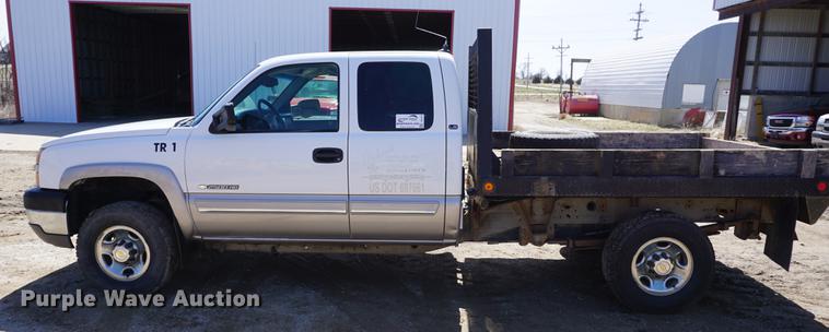 image for item DE3275 2003 Chevrolet Silverado 2500HD Ext. Cab flatbed pickup truck