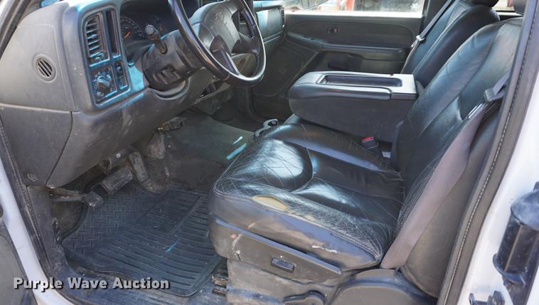 image for item DE3275 2003 Chevrolet Silverado 2500HD Ext. Cab flatbed pickup truck