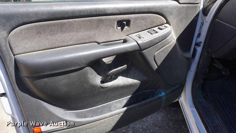 image for item DE3275 2003 Chevrolet Silverado 2500HD Ext. Cab flatbed pickup truck