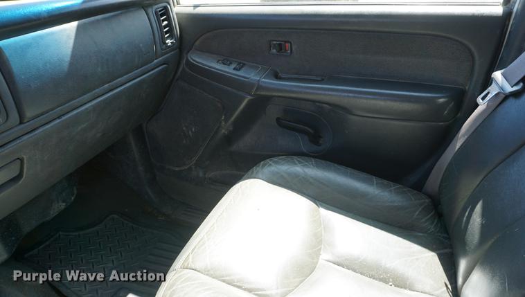 image for item DE3275 2003 Chevrolet Silverado 2500HD Ext. Cab flatbed pickup truck