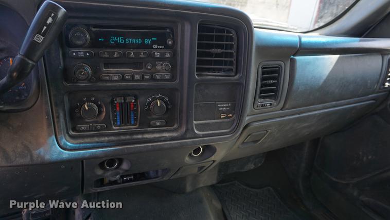 image for item DE3275 2003 Chevrolet Silverado 2500HD Ext. Cab flatbed pickup truck