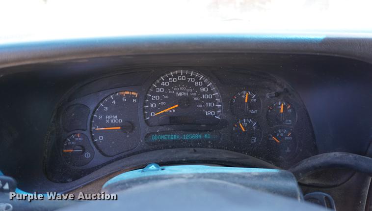 image for item DE3275 2003 Chevrolet Silverado 2500HD Ext. Cab flatbed pickup truck