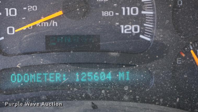 image for item DE3275 2003 Chevrolet Silverado 2500HD Ext. Cab flatbed pickup truck