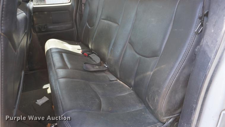 image for item DE3275 2003 Chevrolet Silverado 2500HD Ext. Cab flatbed pickup truck