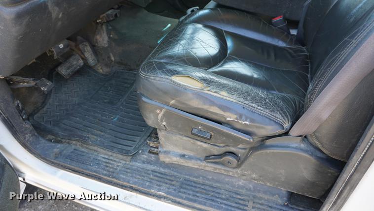 image for item DE3275 2003 Chevrolet Silverado 2500HD Ext. Cab flatbed pickup truck