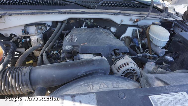 image for item DE3275 2003 Chevrolet Silverado 2500HD Ext. Cab flatbed pickup truck