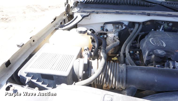 image for item DE3275 2003 Chevrolet Silverado 2500HD Ext. Cab flatbed pickup truck