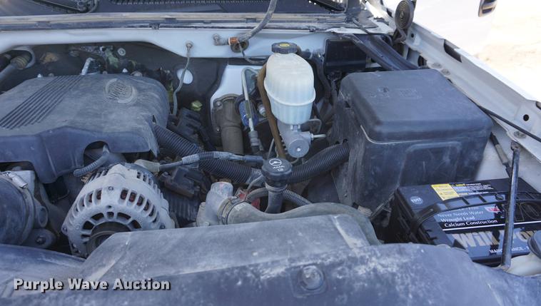 image for item DE3275 2003 Chevrolet Silverado 2500HD Ext. Cab flatbed pickup truck