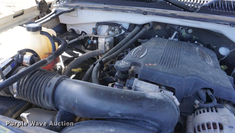 image for item DE3275 2003 Chevrolet Silverado 2500HD Ext. Cab flatbed pickup truck