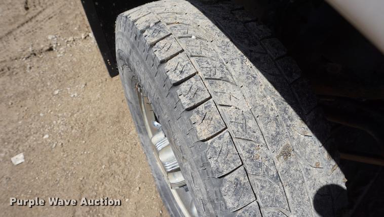 image for item DE3275 2003 Chevrolet Silverado 2500HD Ext. Cab flatbed pickup truck