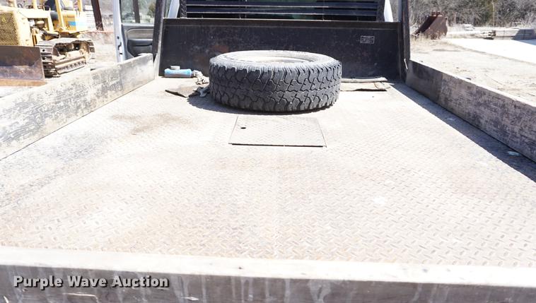 image for item DE3275 2003 Chevrolet Silverado 2500HD Ext. Cab flatbed pickup truck