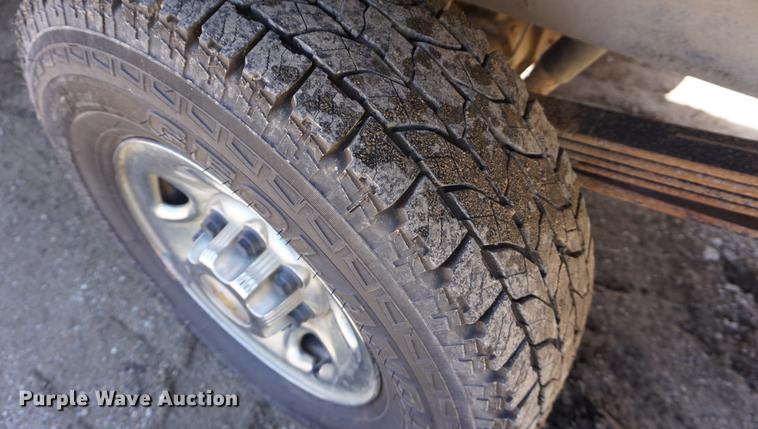 image for item DE3275 2003 Chevrolet Silverado 2500HD Ext. Cab flatbed pickup truck