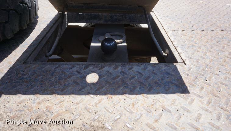 image for item DE3275 2003 Chevrolet Silverado 2500HD Ext. Cab flatbed pickup truck